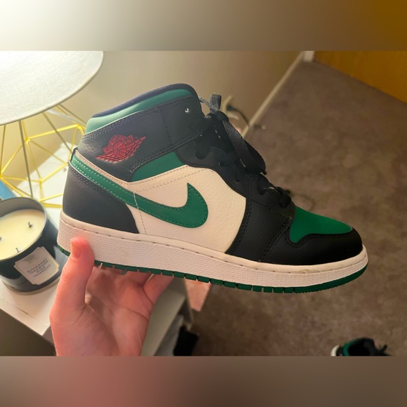 5Y green Jordan 1s ! They fit a Women’s 7-7.5 😍 - Picture 1 of 2